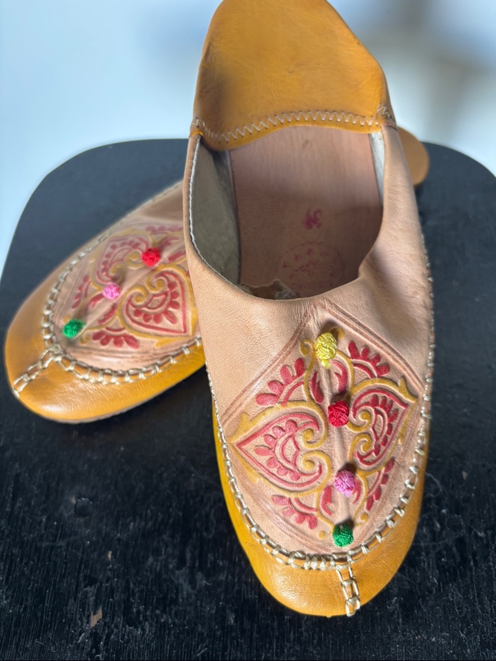 Embroidered Tan Leather Women’s Slip-On Loafers Vintage EU Made